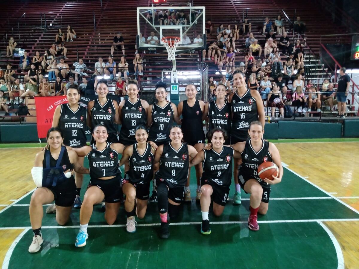 El plantel de Atenas Sport Club campeón Anual 2024. / Gentileza: SALTO INICIAL.