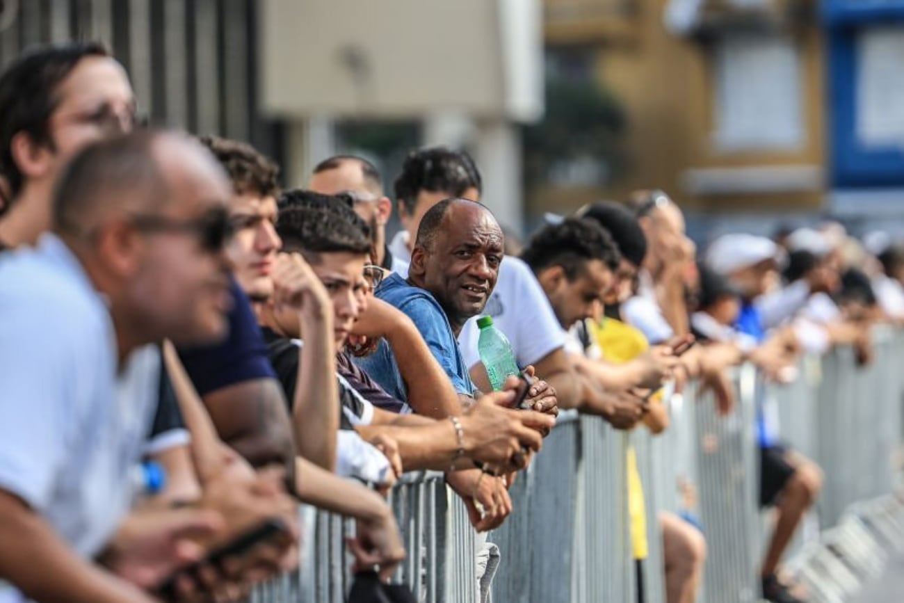 Cientos de fans despiden a Pelé, leyenda brasileña en el estadio de Santos.