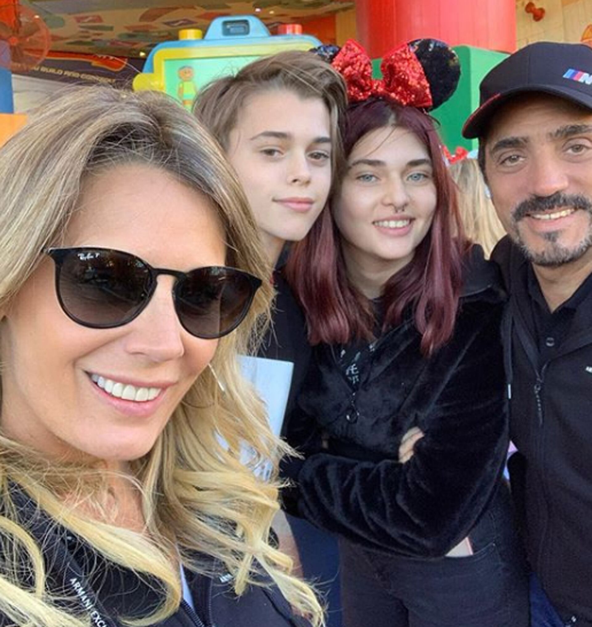 Eduardo junto a su esposa Rocio Marengo y a los hijos de Ricardo: Marta y Felipe