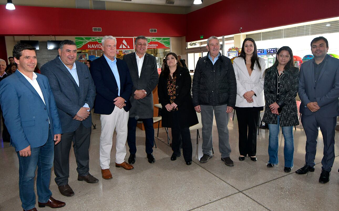 Planta de tratamientos de residuos domiciliarios

Esta mañana el intendente de Las Heras Daniel Orozco presentó la futura inversión de una Planta de tratamientos de residuos domiciliarios de la empresa alemana Alengo, que transforma la materia prima en pequeñas cápsulas vitrificadas

Foto: Orlando Pelichotti / Los Andes