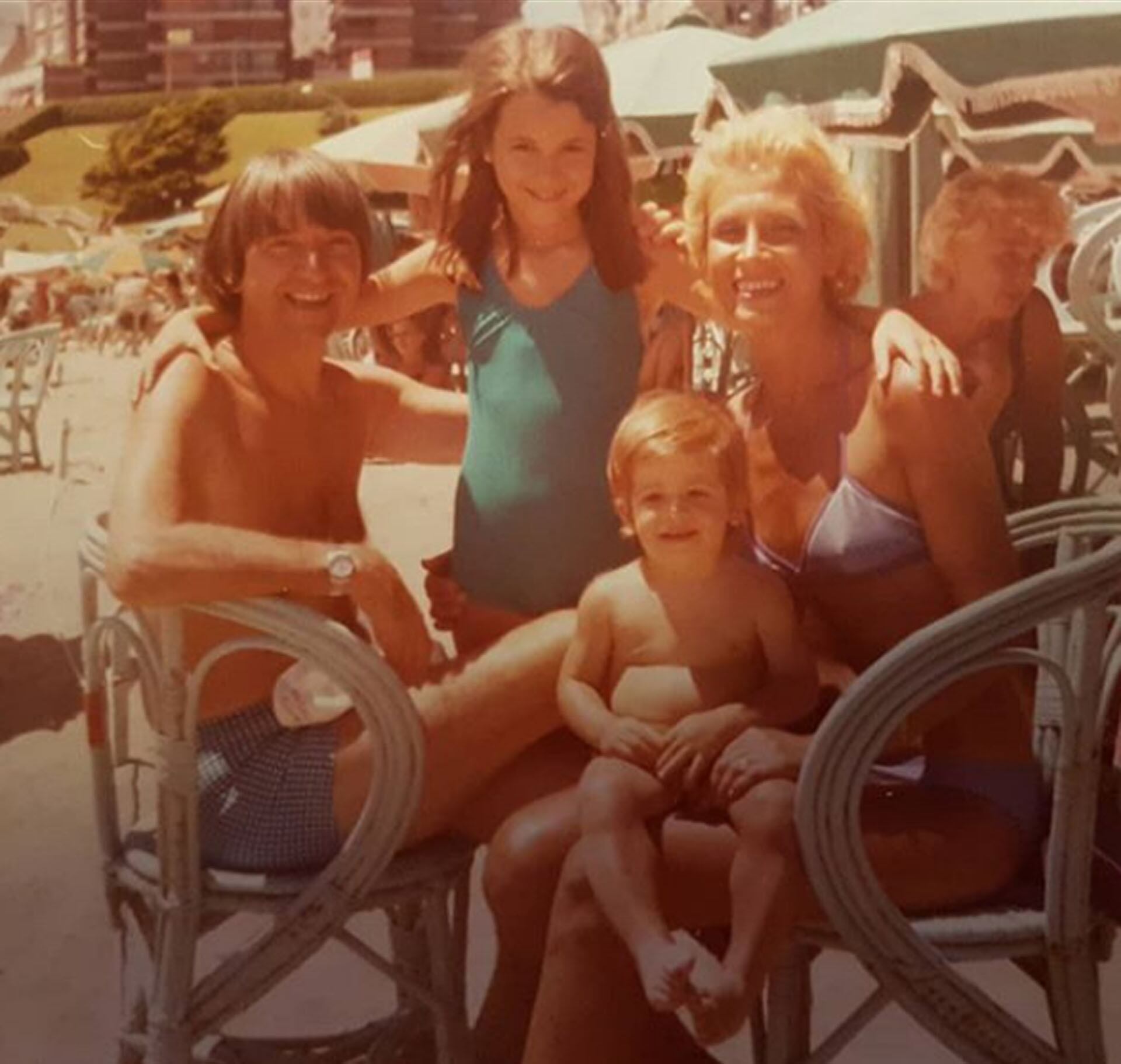 De jóvenes, Carlitos y Martha con sus hijos