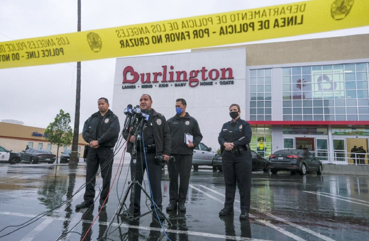 Tiroteo en una tienda de ropa en Los Ángeles dejó dos muertos - AP