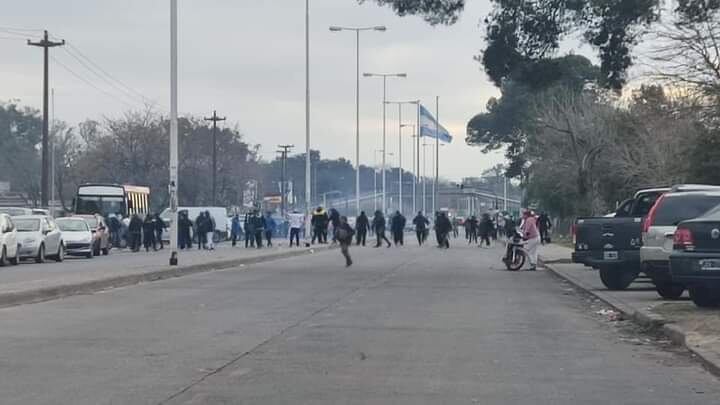 Hinchas de Alem atacaron con armas de fuego a sus pares de Luján.