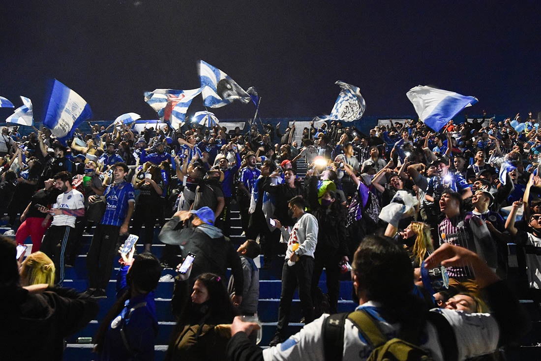 Ya entrada la noche algunos simpatizantes seguían cantando en la tribuna tombina.