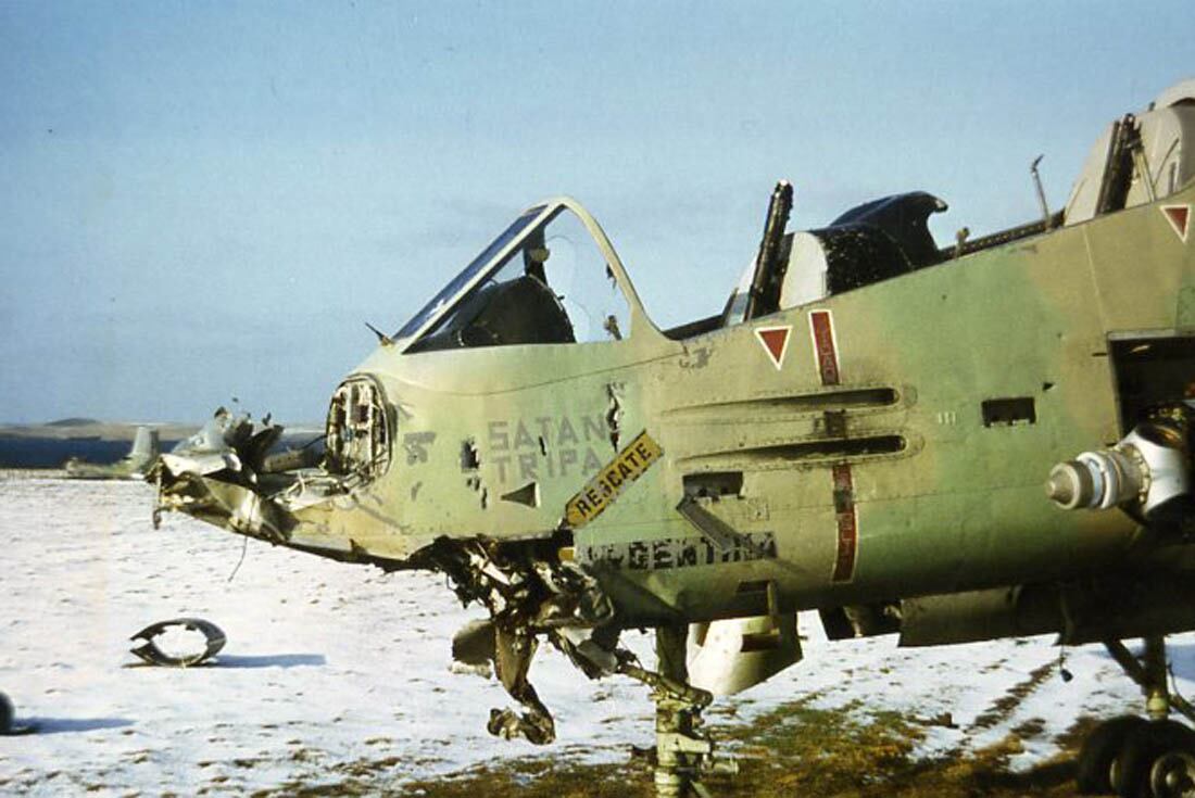 20 de junio de 1982. Aviones Pucará en Goose Green. Fotografia sacada por un isleño el día siguiente de finalizar la guerra de Malvinas. (Derek Pettersson)