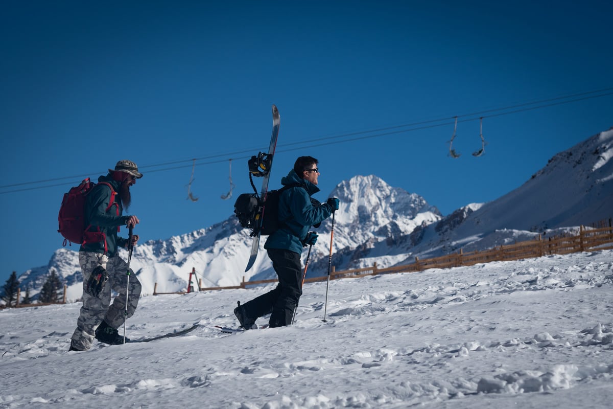 Penitentes, Mendoza
La montaña mendocina poco a poco se va vistiendo de blanco, turistas y esquiadores disfrutan de las primeras nevadas en alta montaña.
Carlos Migno y José María Quiroga se preparan para hacer esqui fuera de pista.
Foto: Ignacio Blanco / Los Andes