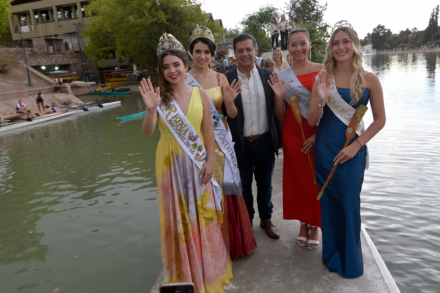 Las reinas hacen equilibrio sobre la planchada del Club Mendoza de Regatas, de la mano de su presidente Jorge Toum. Foto : Orlando Pelichotti