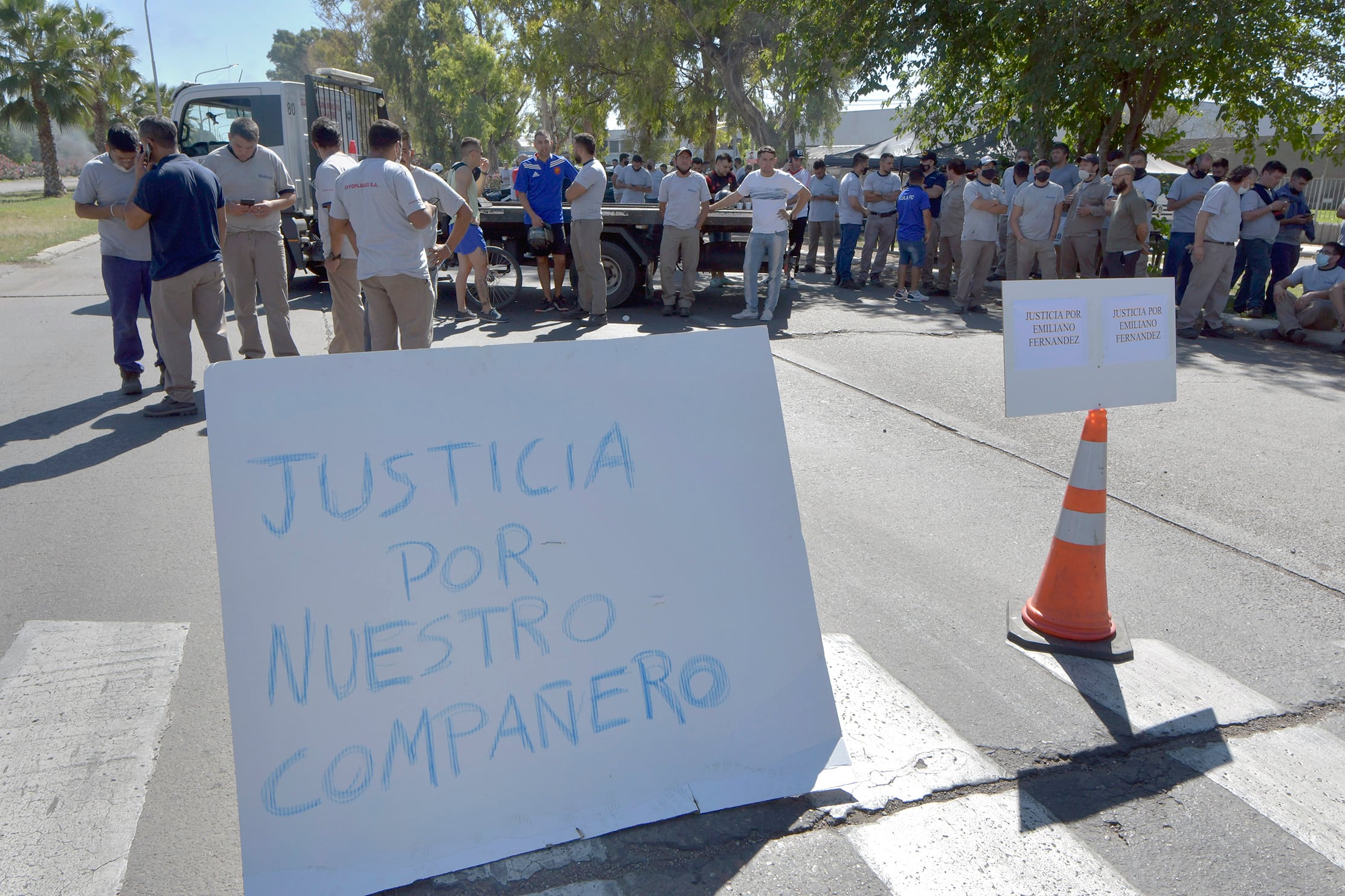 14 marzo 2022 Mendoza Policiales
Caso Emiliano Miguel Fernández ( 37 ).
 Fue asesinado de un piedrazo para robarle su bicicleta esta madrugada
Sus compañeros del trabajador asesinado esta mañana en Las Heras realizaron cortes del Acceso Norte en señal de protesta por la muerte del trabajador de Cuyoplacas o Platinum 
Foto: Orlando Pelichotti/ Los Andes