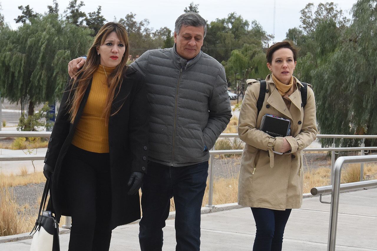 El inttendente de Las Heras, Daniel Orozco junto a la Secretaria de Gobierno, Janina Ortíz y la abogada defensora Elena Quintero llegan do al Polo Judicial por la causa de las cooperativas. Foto: Marcelo Rolland / Los Andes