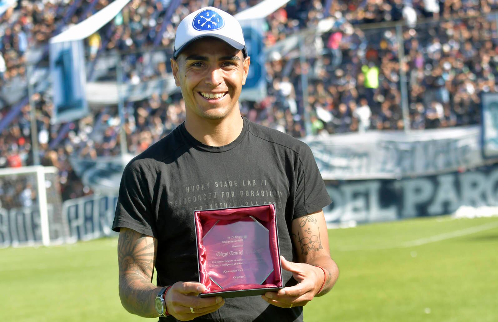 En el partido ante All Boys, Diego Daniel Cardozo recibió una distinción de parte de la dirigencia del Azul por ser el máximo artillero del club en la categoría con 31 tantos. Superó a Mauricio Ferradas, que tenía 29.  Foto: Orlando Pelichotti