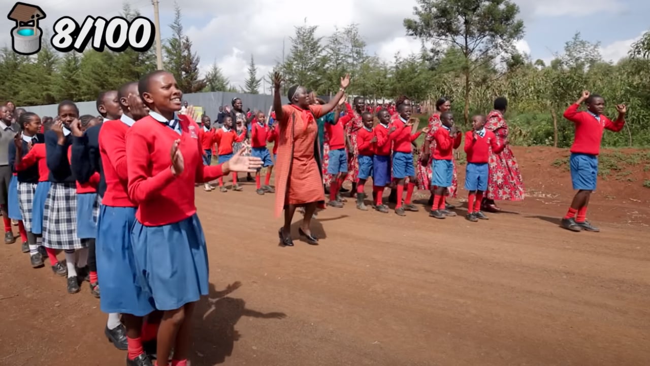 Alumnos de una escuela en Nairiri recibieron con felicidad y aplausos a MrBeast. Foto: Captura video / MrBeast