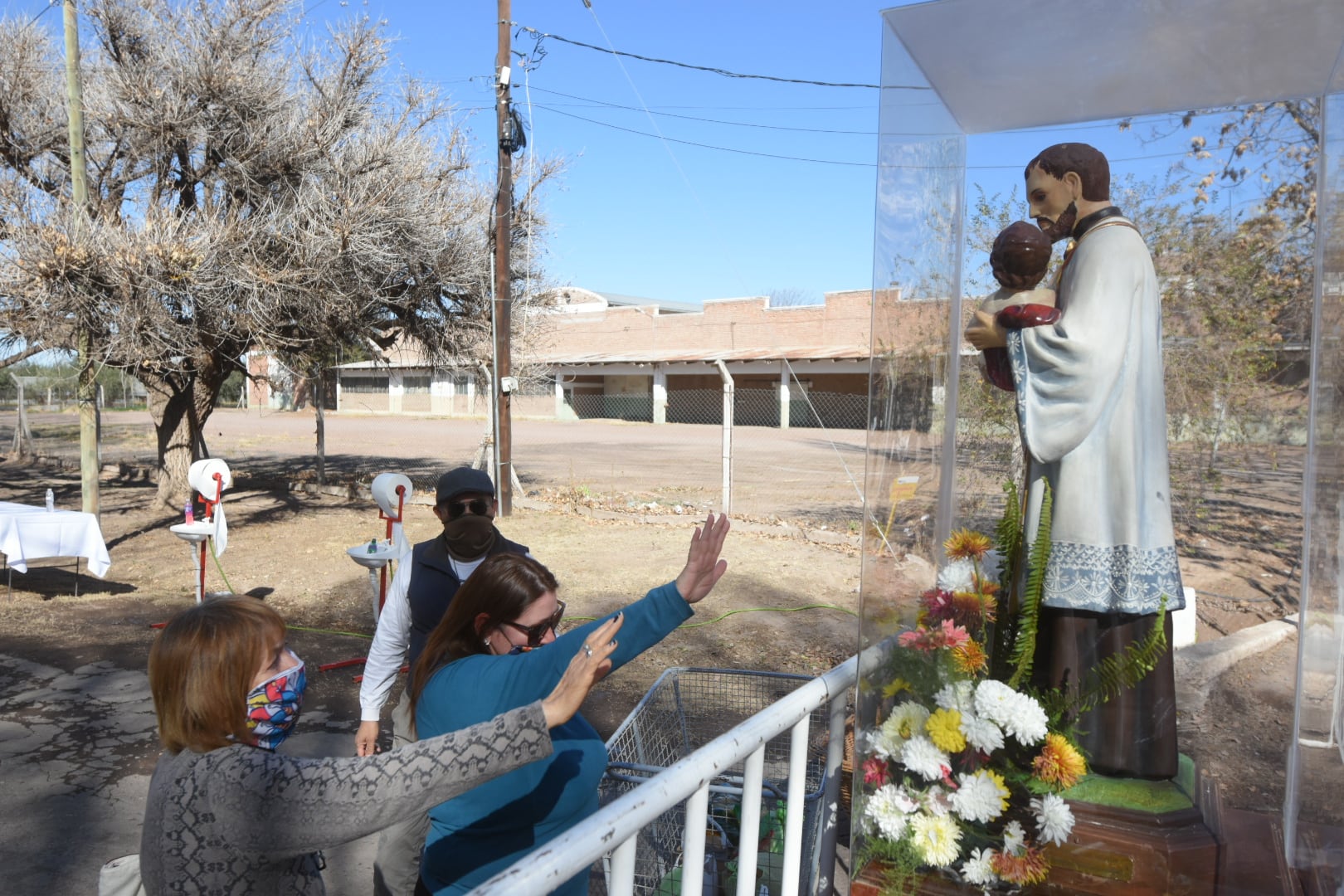 Fieles adoran la imagen de San Cayetano en Orfila, Junín.