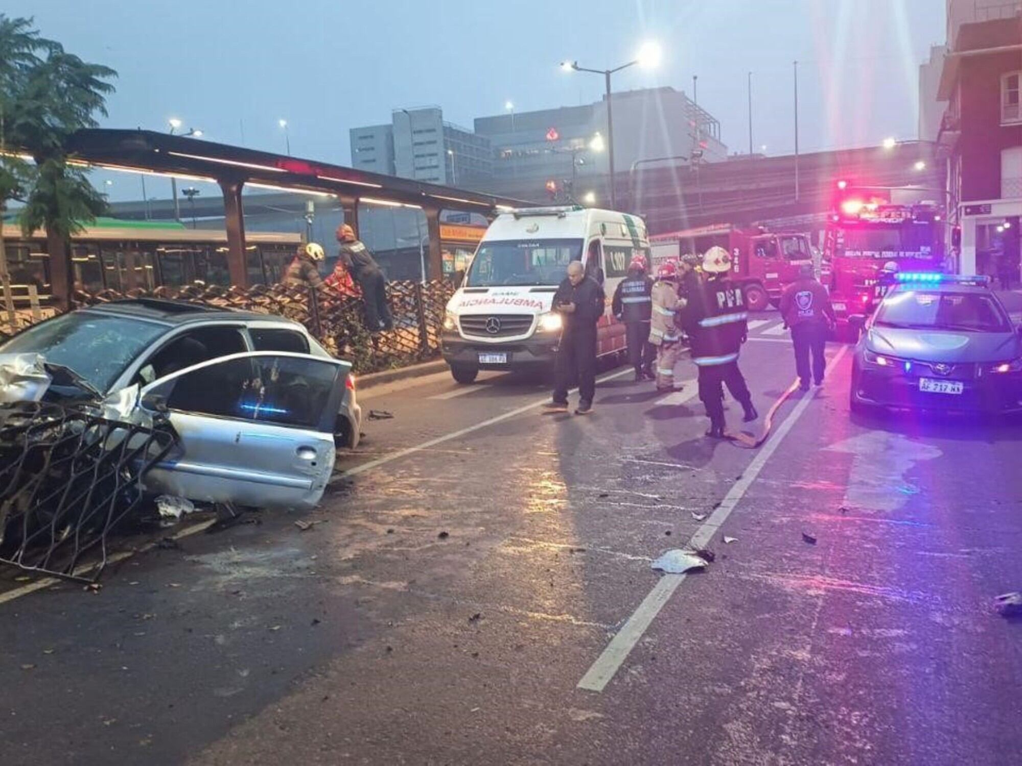 El auto quedó mirando en contramano. Foto: Clarín.