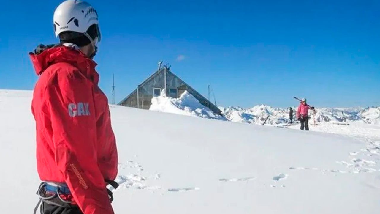 Avalancha mató a un esquiador en el Cerro López de Bariloche y suspendieron la búsqueda de otro desparecido. Foto: La Voz del Neuquén