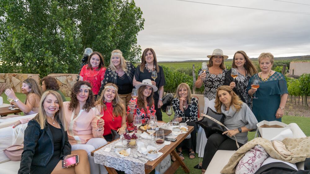 Liliana Martínez, Valeria Basualdo, Adriana Martínez, Gabriela Videla, Margarita Viel y Paula Nesi. Paradas: Alejandra Gil, Liliana Seggiaro, Ana Gaibazzi, Nancy López, Lorena Álvarez y Beatriz Giacani. PH Ariel Larriba