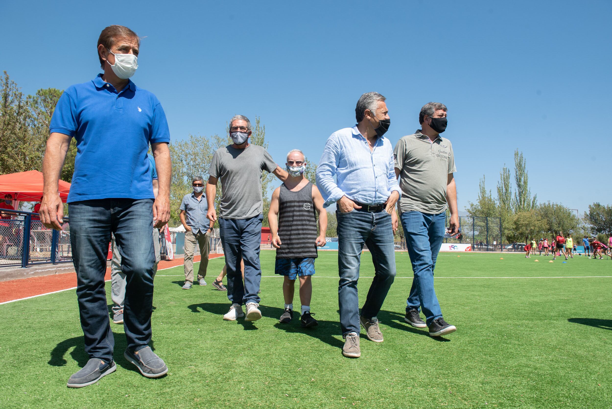 El ex gobernador Suarez, junto al actual, Alfredo Cornejo, y Chiapetta, en una visita las instalaciones de la nueva cancha de piso sintético de hockey sobre césped del Gimnasio Municipal N° 13.