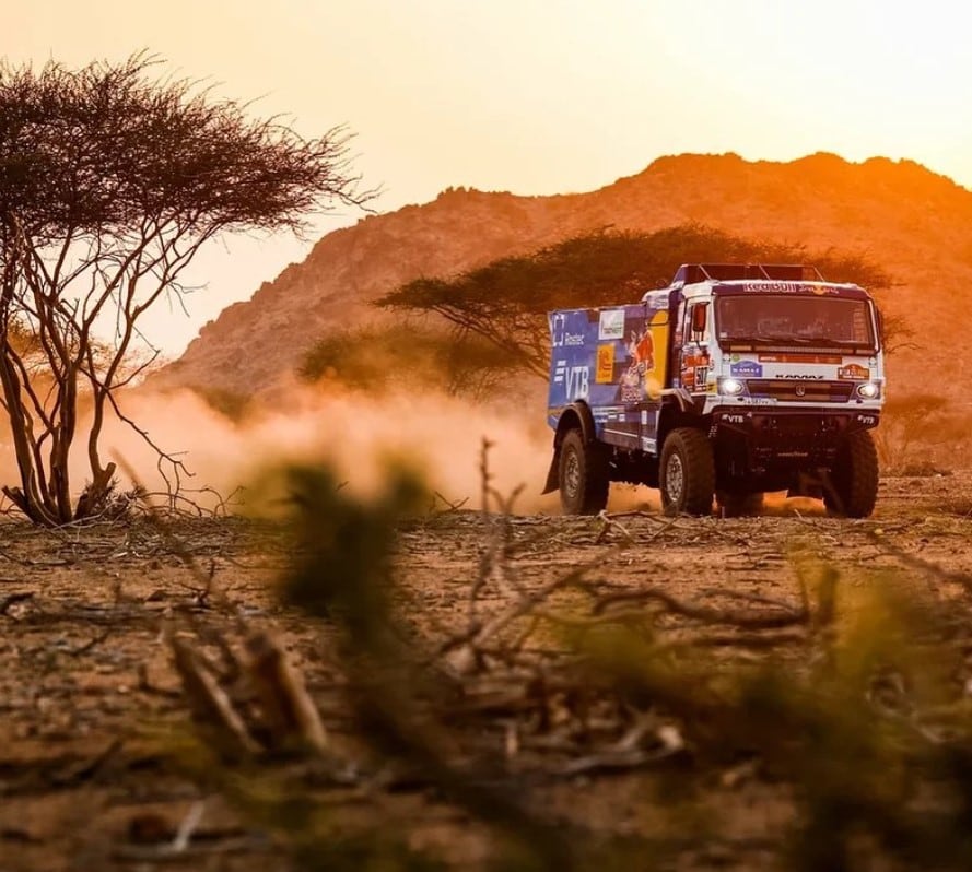 Dmitry Sotnikov ganó la primera etapa del Dakar 2021 en camiones. Lo escoltaron Ales Loprais y Anton Shibalov.