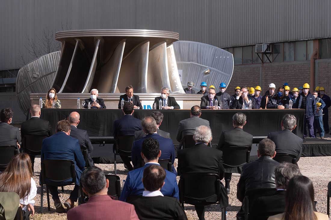 El presidente Alberto Fernández junto al gobernador de la provincia Rodolfo Suarez Recorrieron la metalúrgica IMPSA