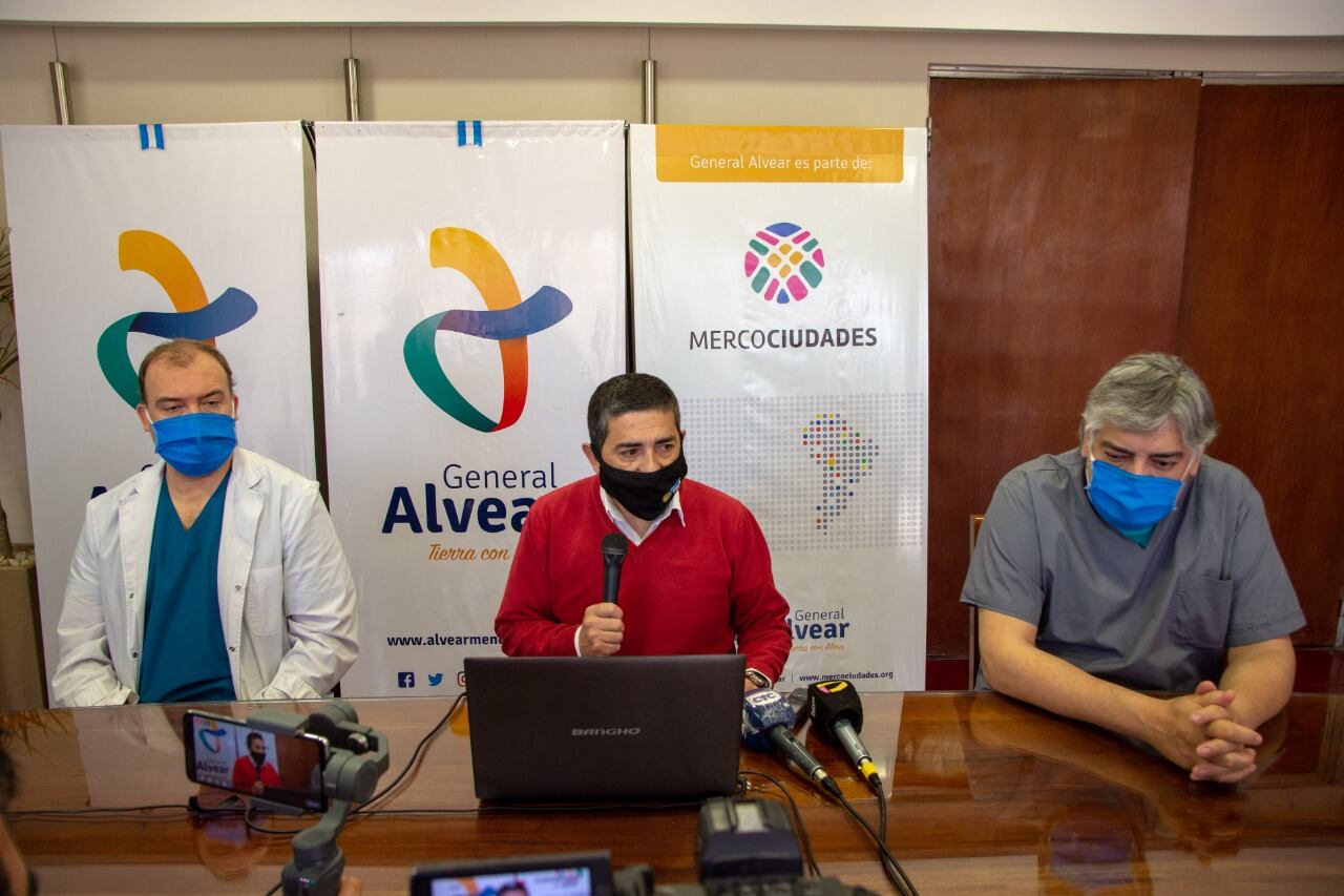 Walther Marcolini junto con al director del hospital Enfermeros Argentinos, Fabio Gómez Parra.