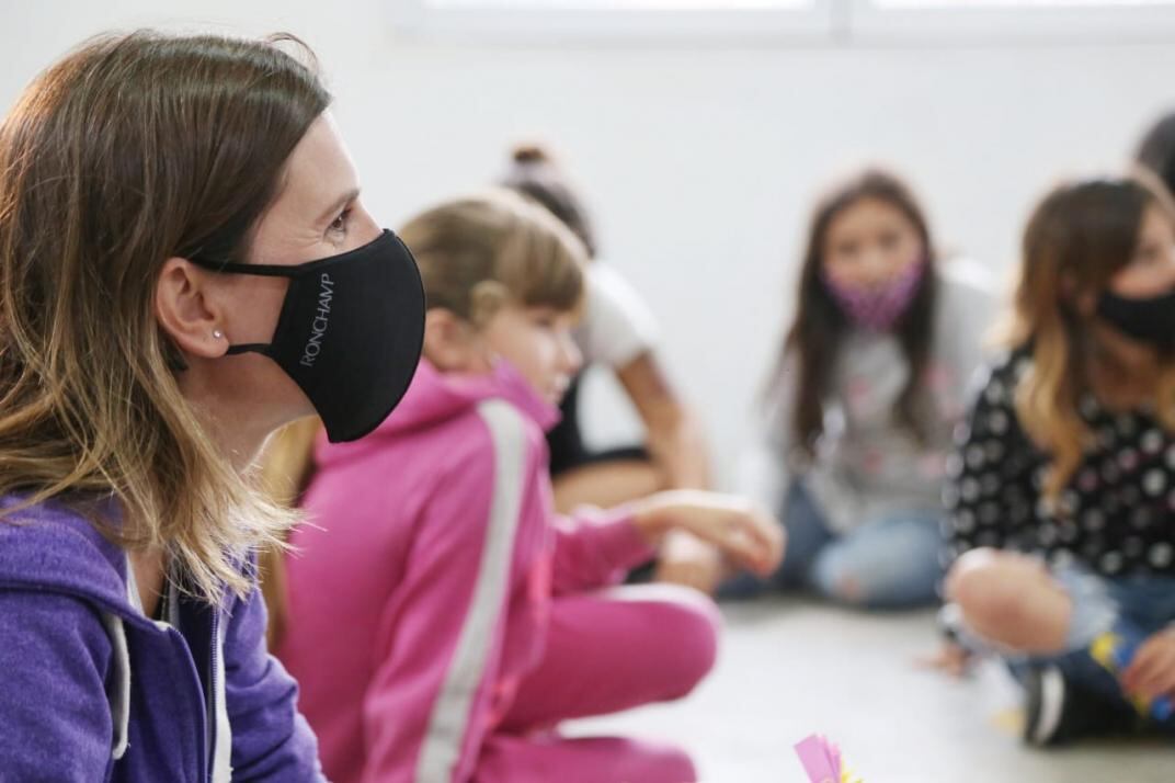 Fernanda Raverta, titular de la ANSES, durante una actividad con niños beneficiarios de la AUH. (Fuente Anses)