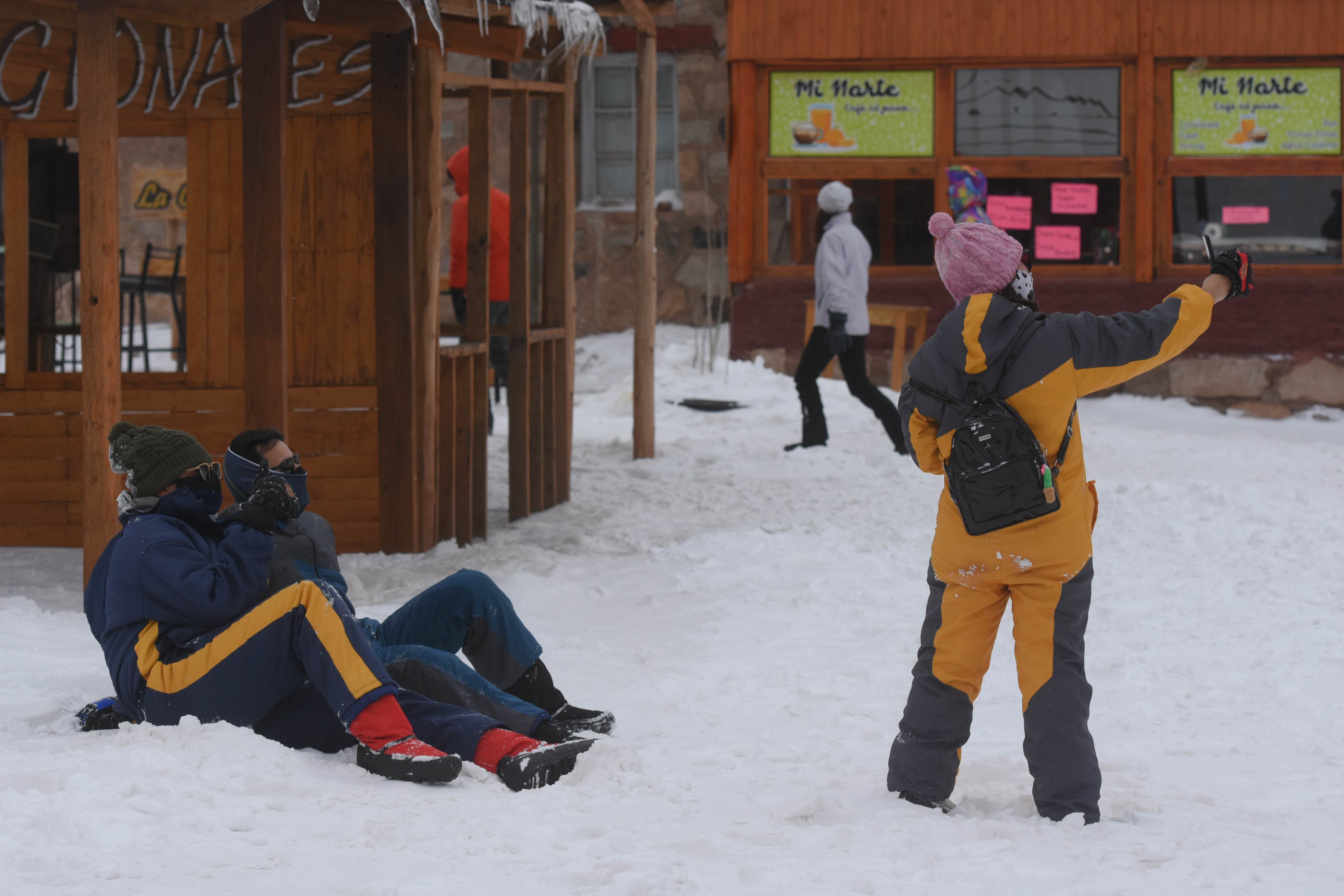 Luego de un invierno seco, la nieve llegó a la Alta Montaña y los mendocinos y turistas aprovecharon el domingo para disfrutar del paisaje y sus atractivos.