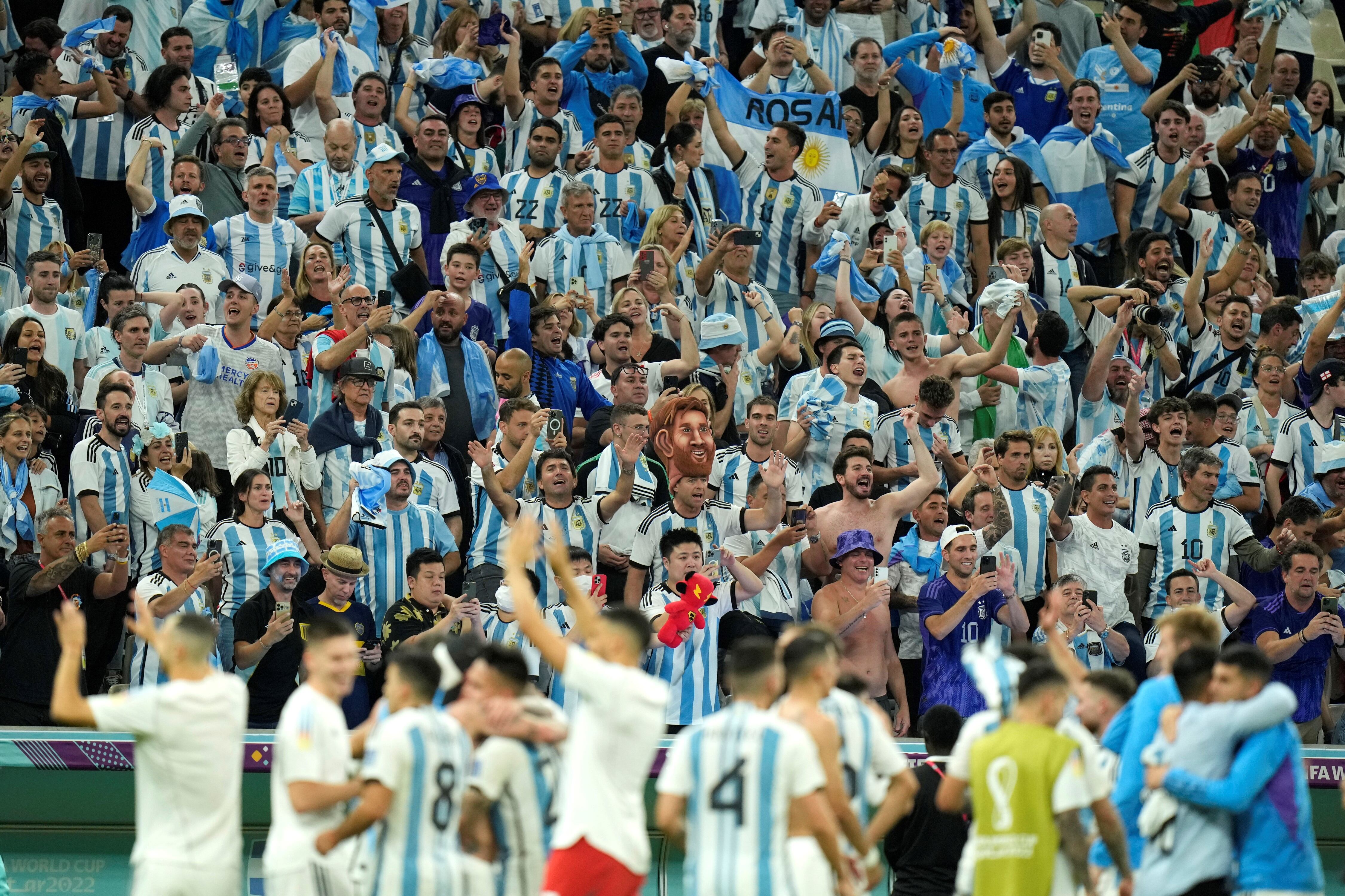 Los hinchas argentinos coparon cada uno de los estadios de Qatar durante los encuentros que el seleccionado disputó en el Mundial. 