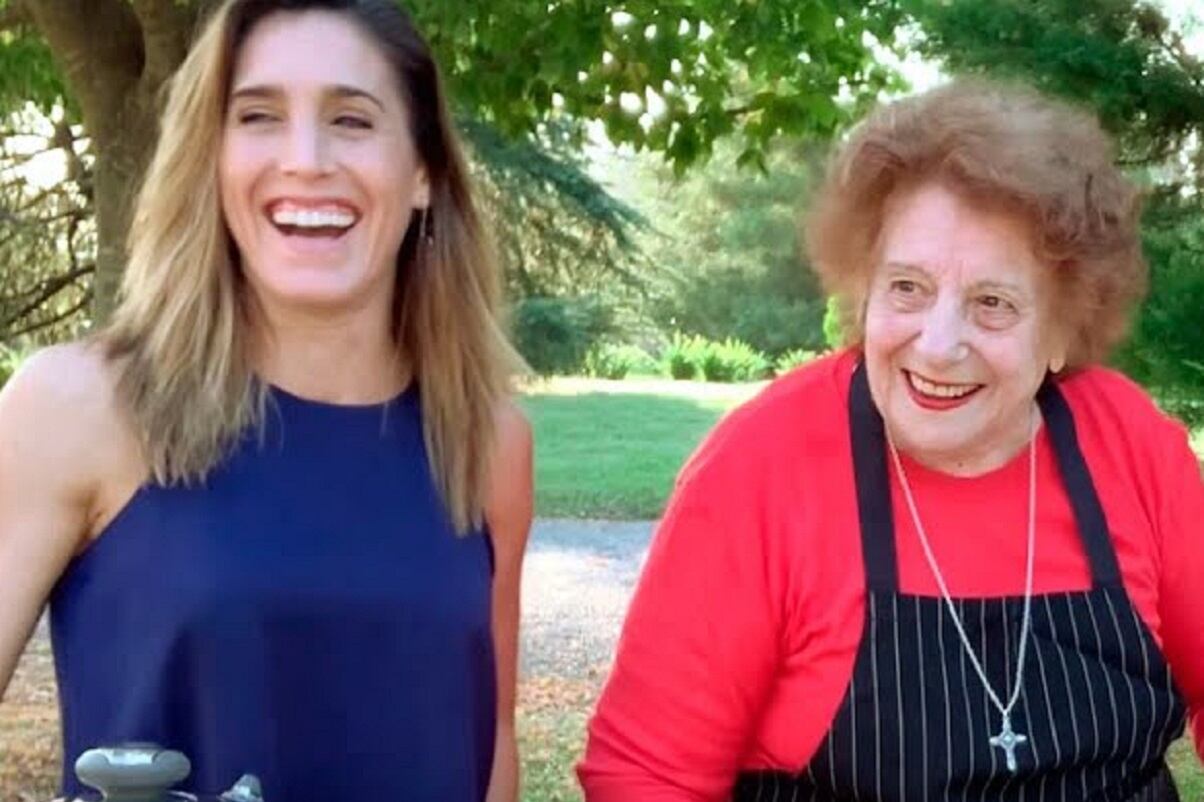 Soledad Pastorutti junto a su abuela Valeria. Toda la familia vive en un mismo predio en Arequito. - 