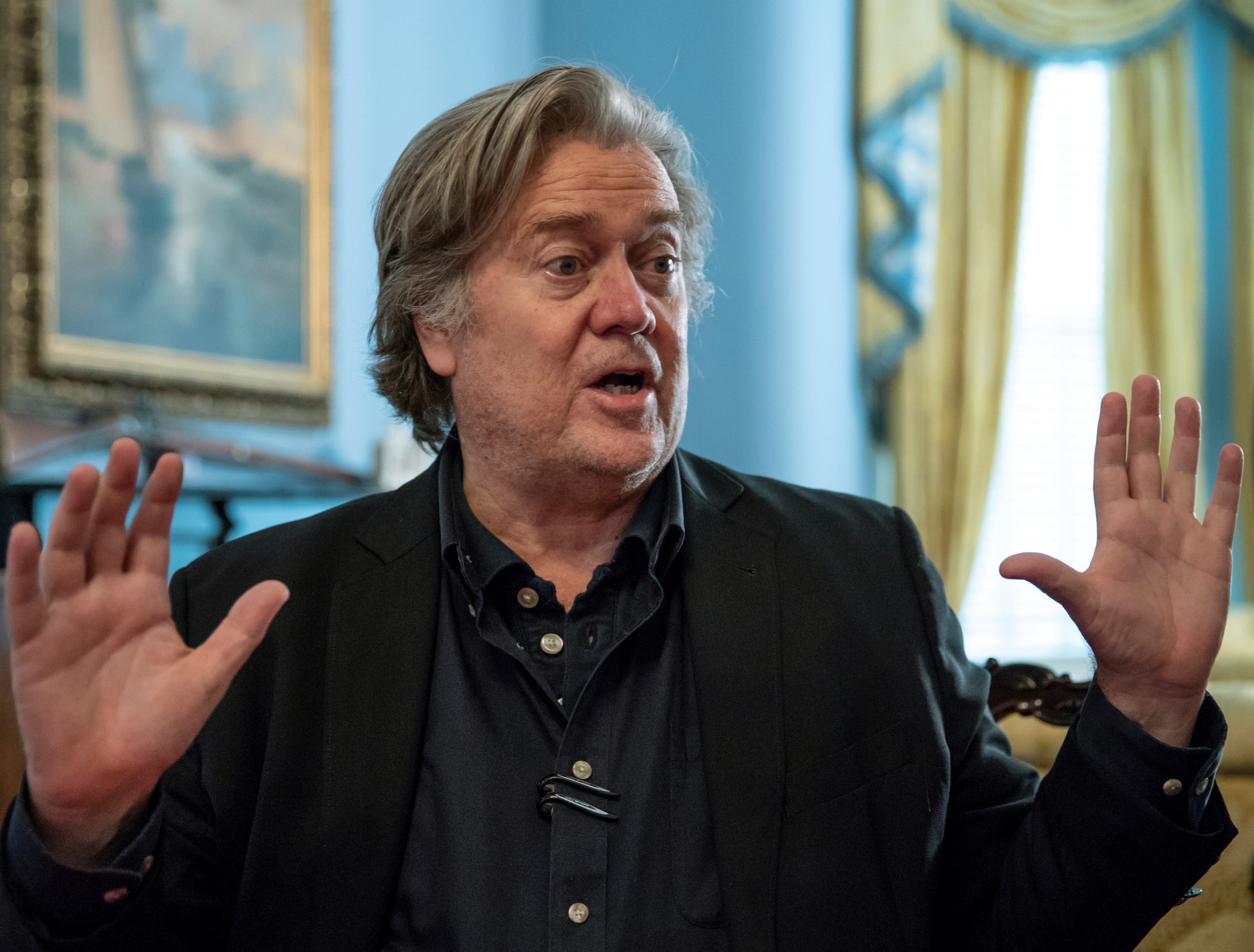 Steve Bannon fue detenido por fraude al recaudar plata para construir el muro con México que destinó para uso personal. 