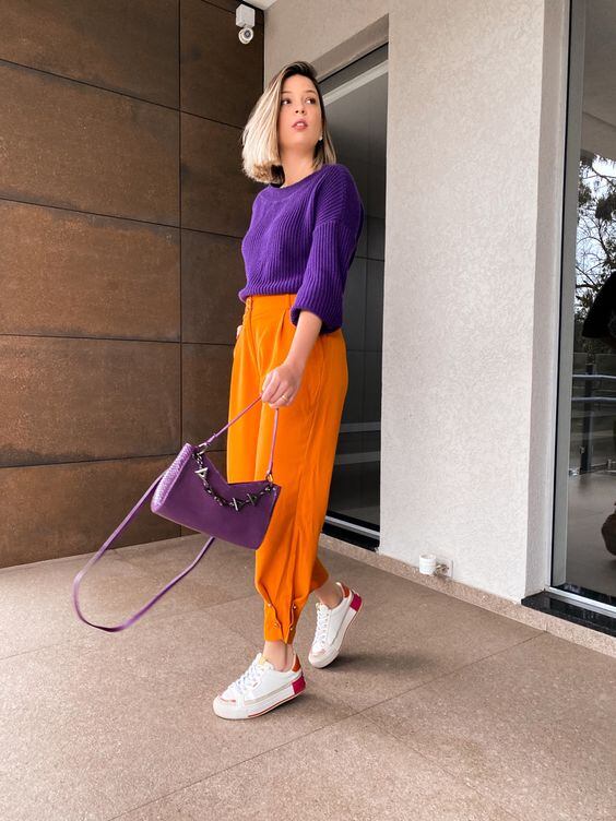 Look 4 pantalón naranja sweater violeta