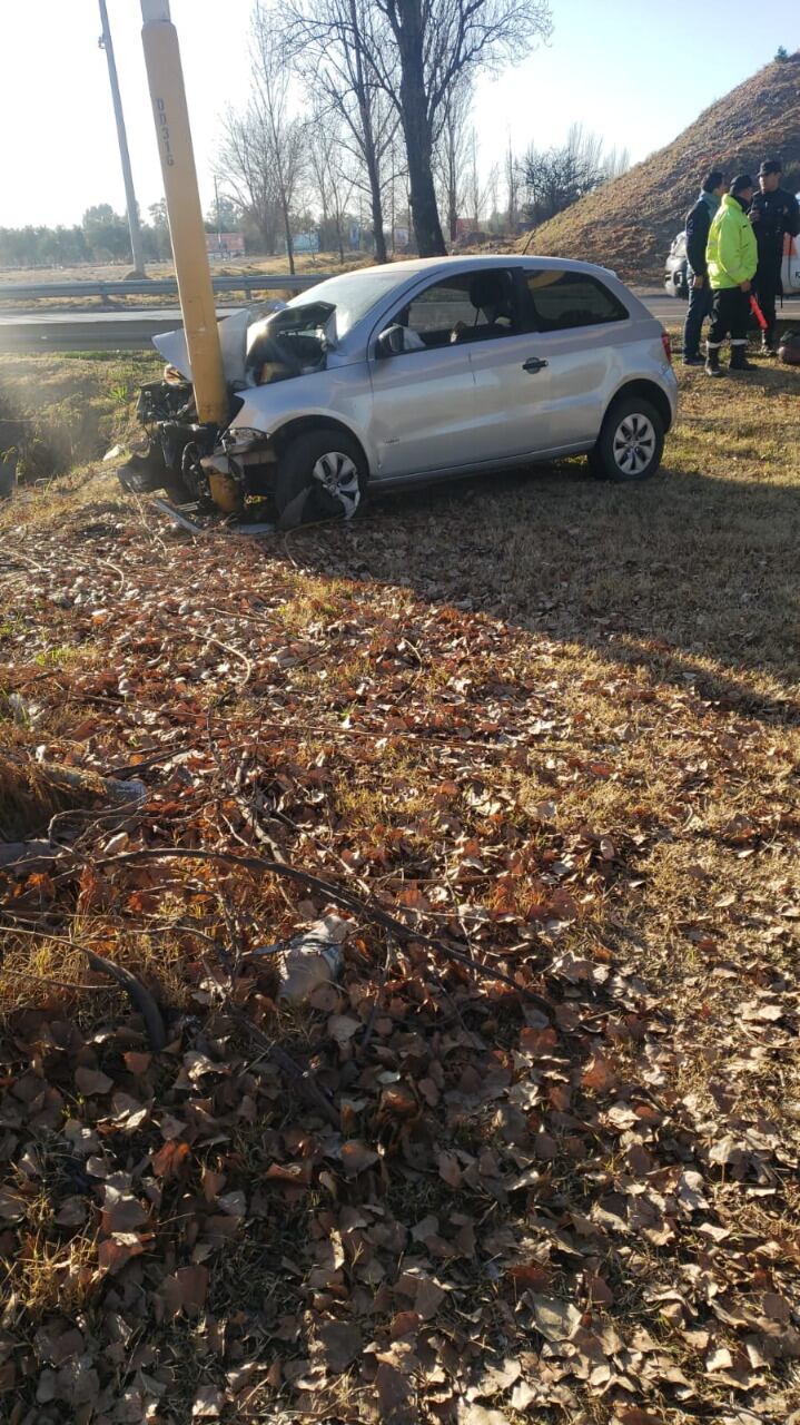 Chocó contra un poste y murió en el lugar.