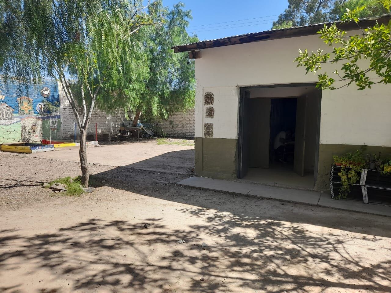 Una escuela del barrio La Favorita necesita bancos y pizarrones  para dictar clases. Foto: Gentileza.