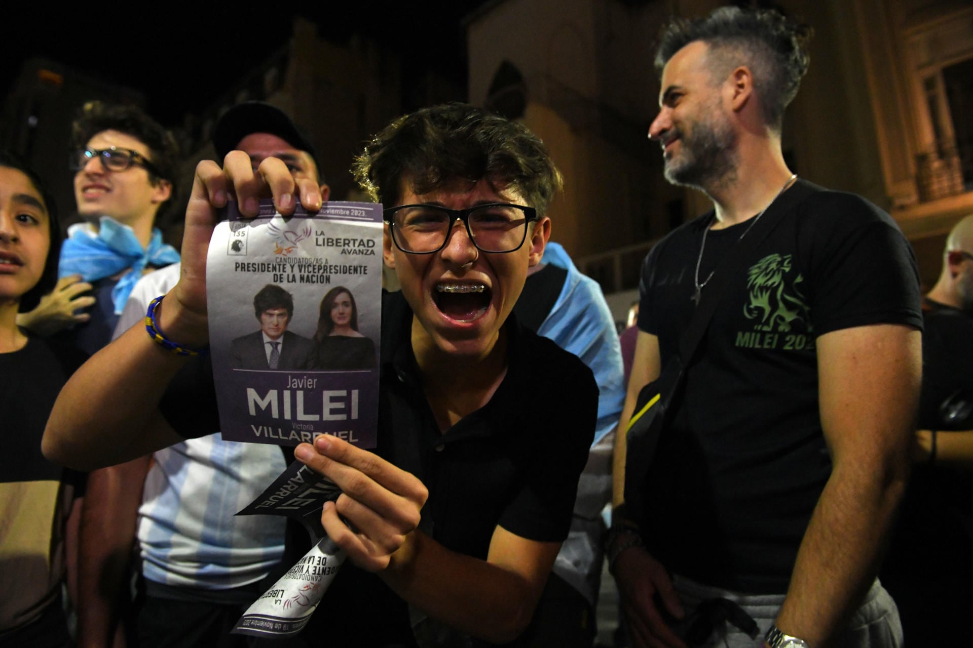 Simpatizantes del presidente electo de Argentina, Javier Milei, celebran en las calles tras conocer los resultados que le dieron como ganador del balotaje tras la jornada electoral de segunda vuelta, hoy, en Buenos Aires. EFE/ Enrique García Medina
