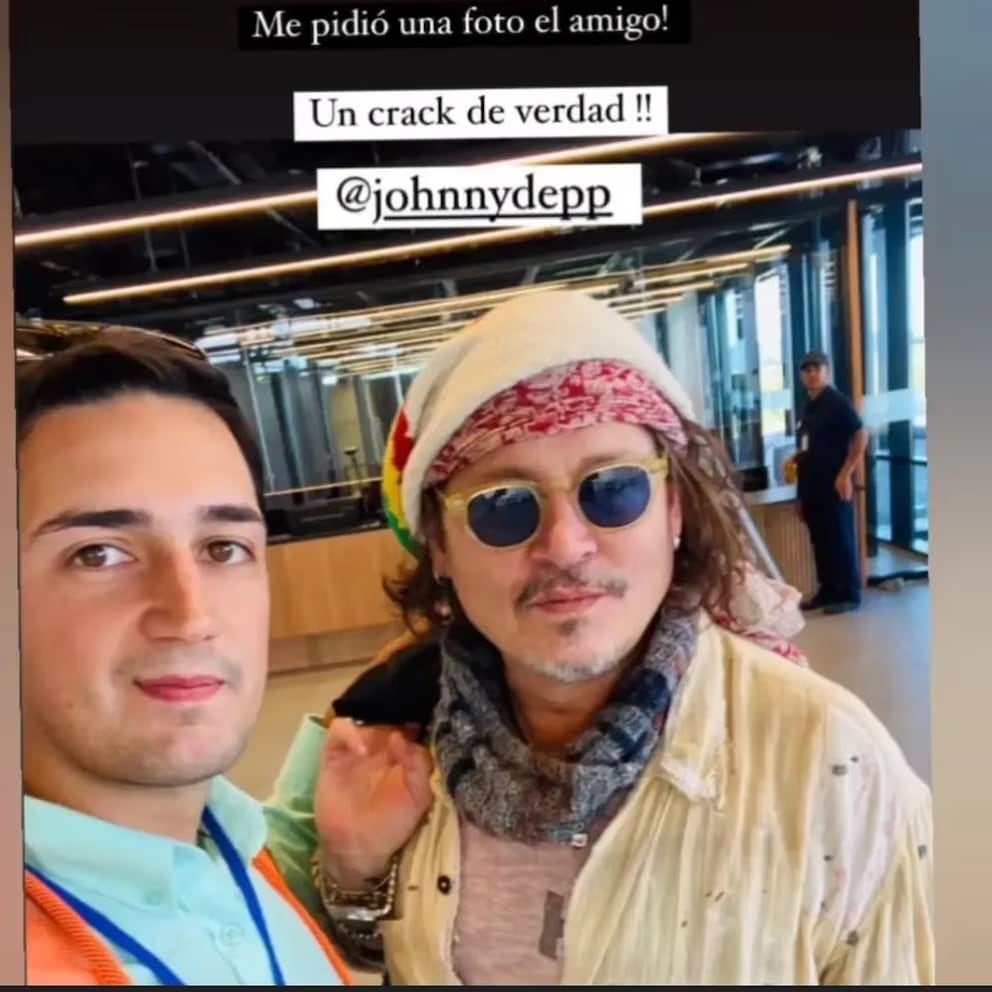 El actor se tomó unos momentos para sacarse fotos junto a empleados del aeropuerto.