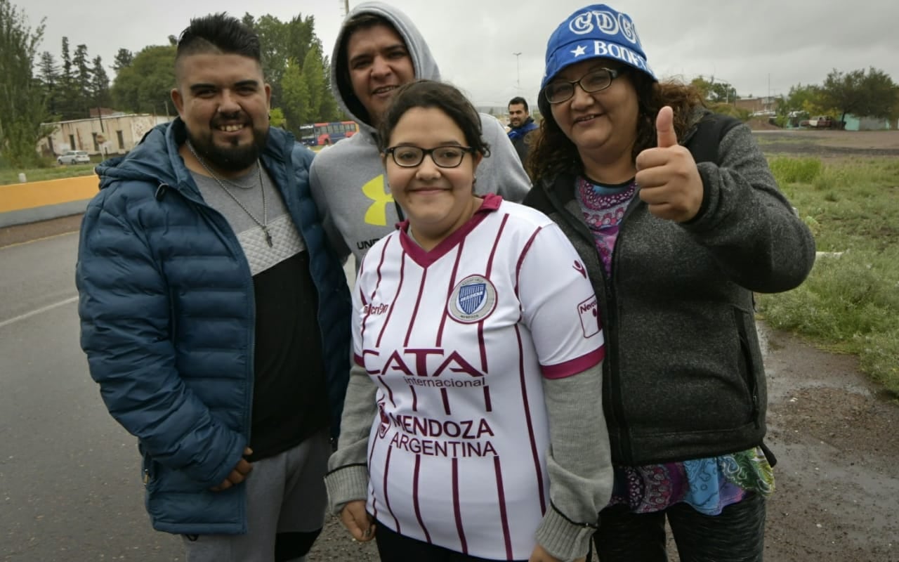 Los primeros hinchas esperan en Avenida Paso, la caravanaa que despide al Morro García.