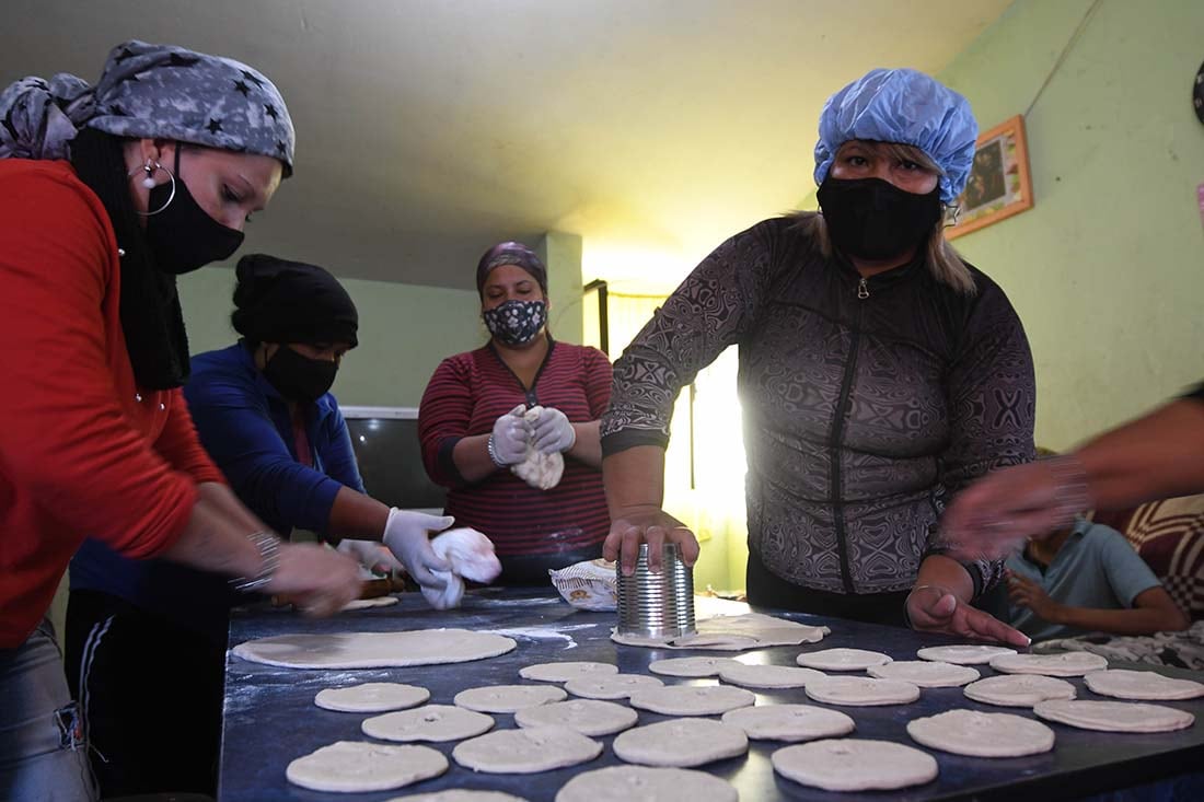 Noelia Poblete, abrió un merendero para ayudar a familias del barrio Pedro Molina II de Guaymallén, entregando las merienda los días martes y sábados