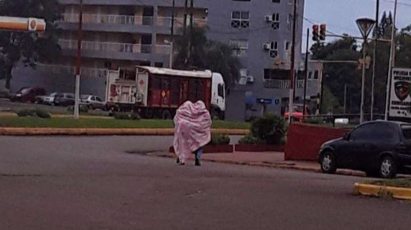 Una joven que se encontraba en su jornada laboral se sorprendió al ver a un trío de jóvenes que transitaban por las calles de Oberá. Foto: Web