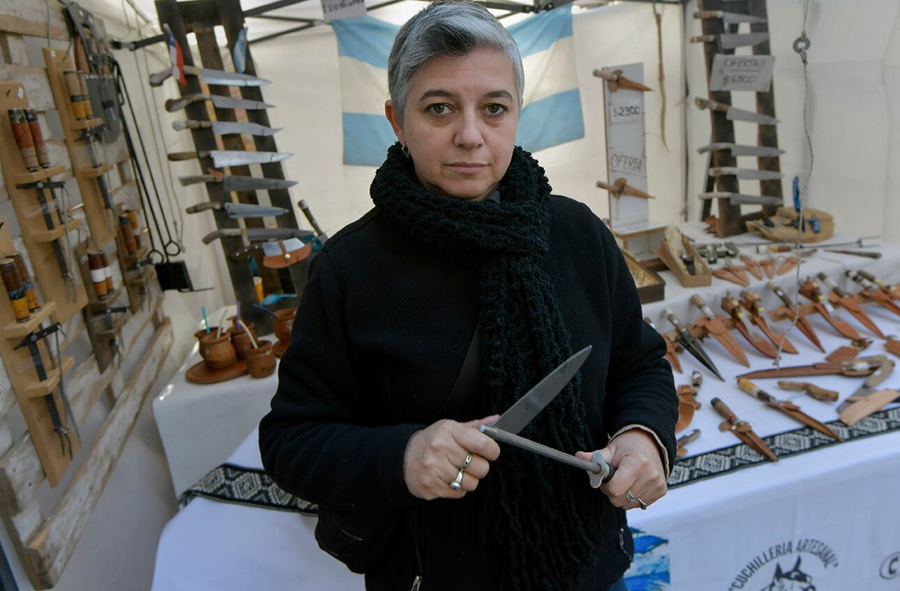 Desde un disco de arado, hasta llegar a todo esto que ves, relata Ethel Camacho trabajadora en el armado de cuchillería artesanal. Foto: Orlando Pelichotti
