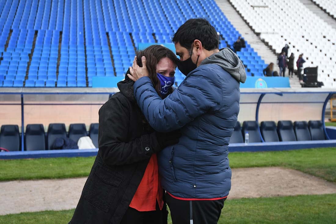 La DT de las Pumas Silvana Villalobos, muy emocionada y con lágrimas al consagrarse campeón el equipo que dirige.