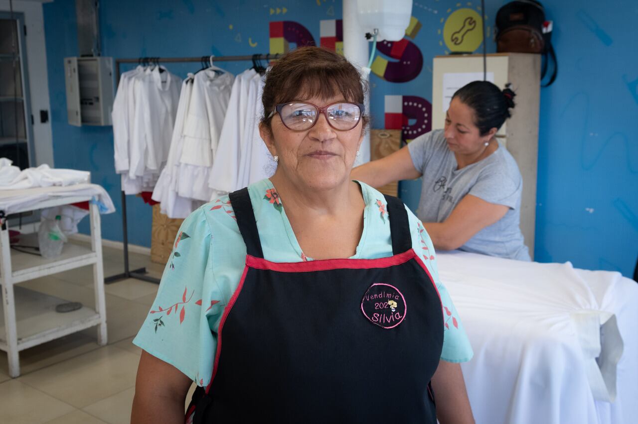 Vendimia 2024, Silvia Lobos lleva casi 40 años como planchadora del vestuario del acto central de la Fiesta de la Vendimia.

Foto: Ignacio Blanco / Los Andes