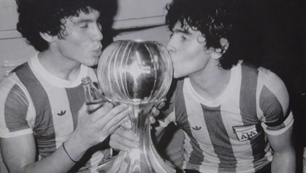 Juan José Meza y Maradona besan la copa conquistada por la selección argentina en el Mundial juvenil de Japón 1979. (Gentileza La Gaceta de Tucumán)