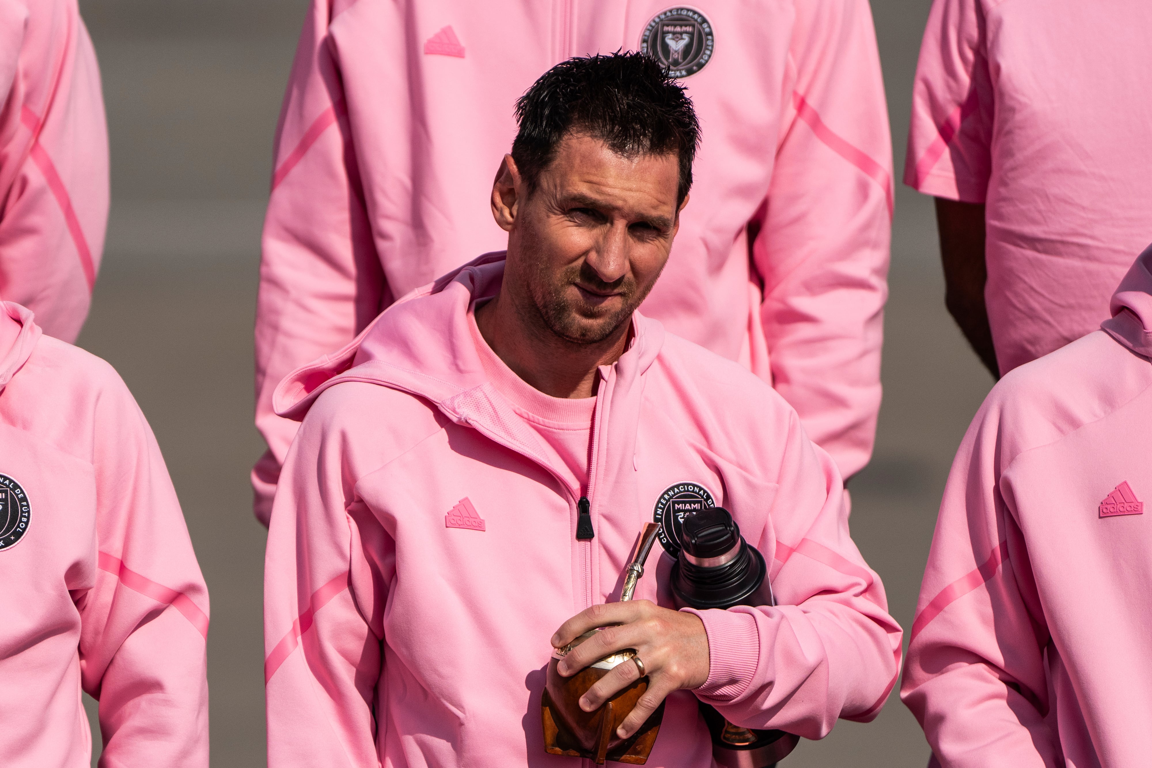 El argentino Lionel Messi, del Inter Miami, posa para una foto tras su llegada al Aeropuerto Internacional de Hong kong, el viernes 2 de febrero de 2024 (AP Foto/Louise Delmotte)