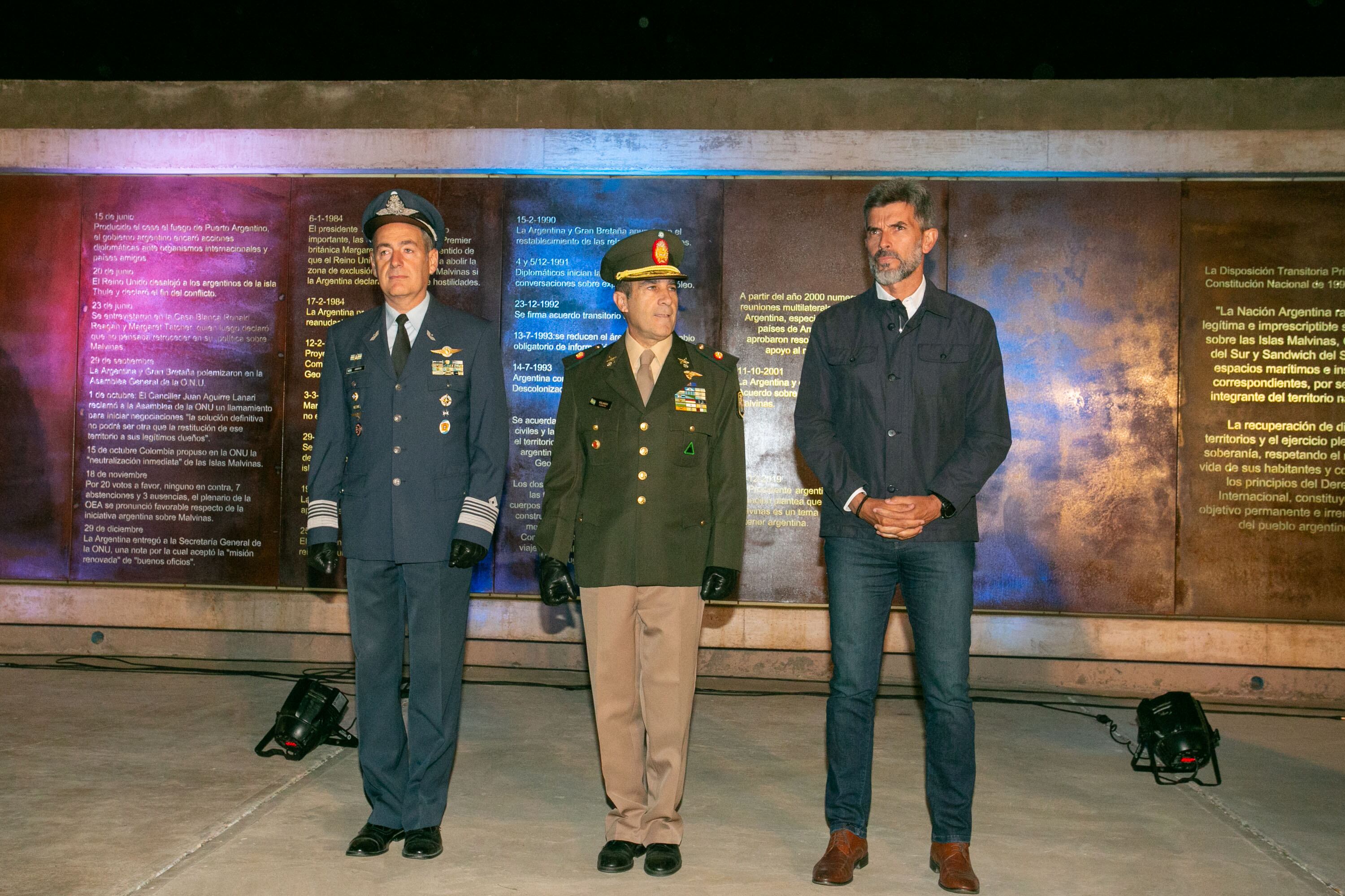 Vigilia por el 2 de abril. El intendente de la Capital, Ulpiano Suárez, participó del evento.