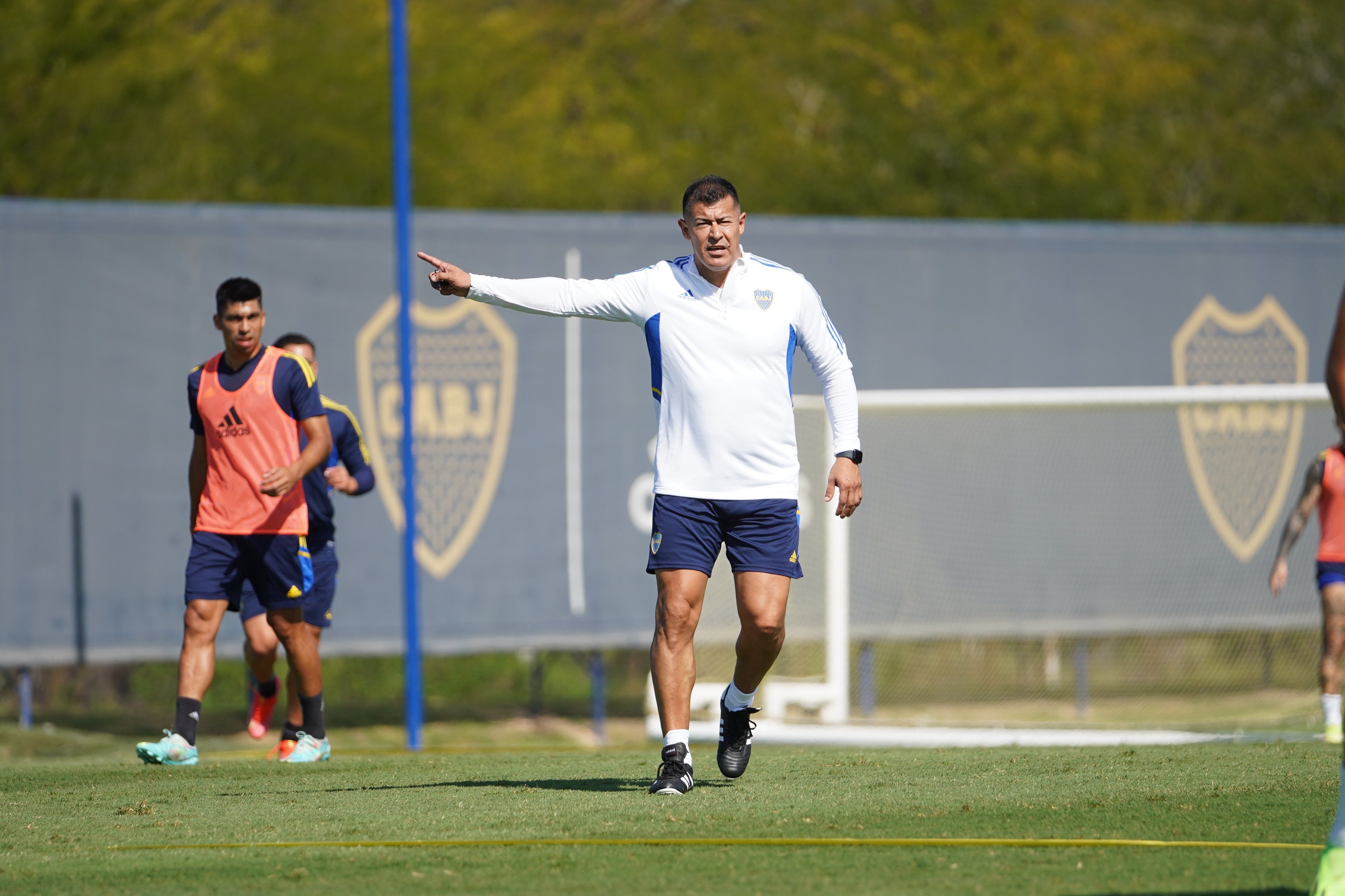 Jorge Almirón estuvo al frente de su primera práctica en Boca, en reemplazo de Hugo Ibarra. (@BocaJrsOficial)