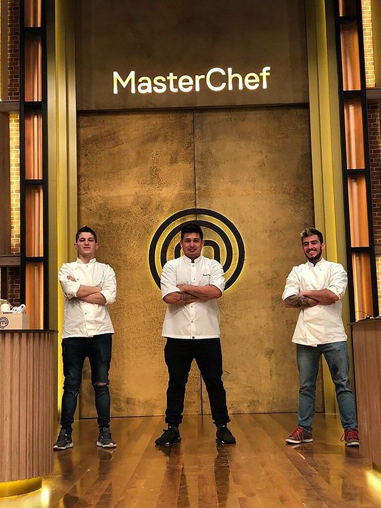 Ian, Gonzalo y Emmanuel, los tres ayudantes de "MasterChef Celebrity" (IG: @emmaescobarok)