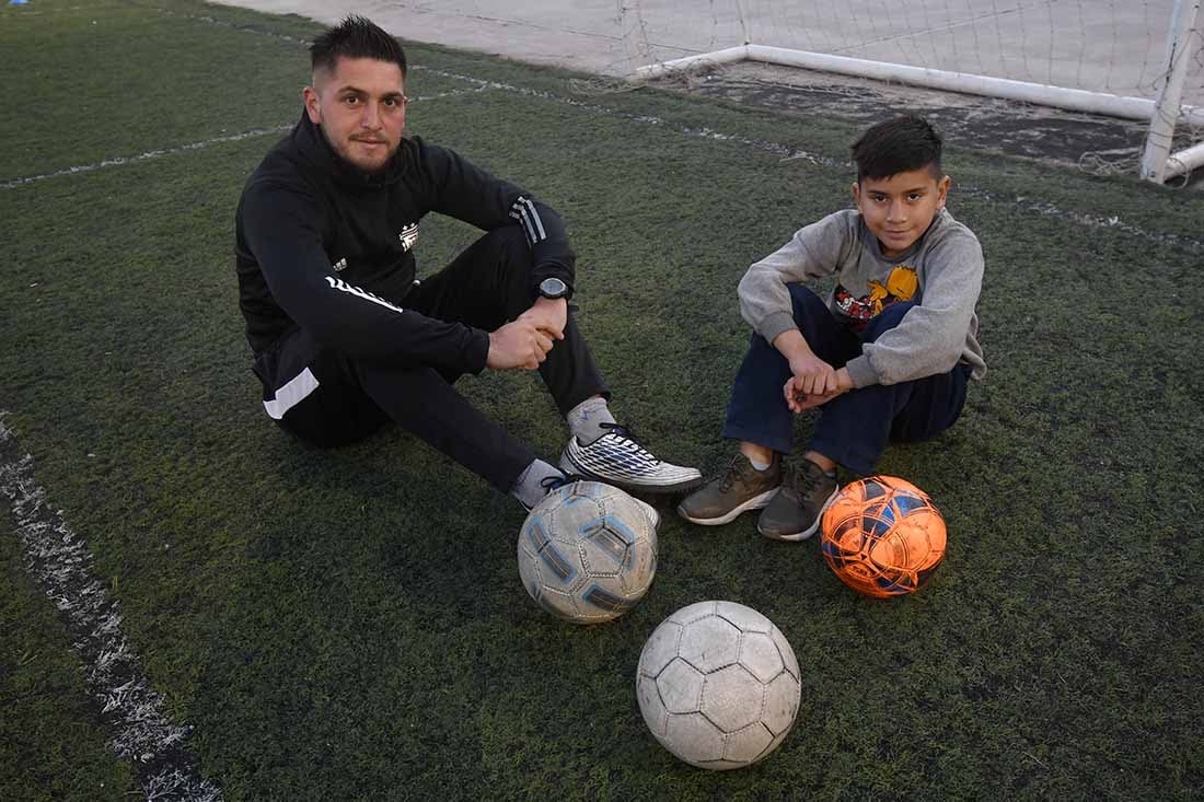 Enzo Lizardo, el profe de la Escuela de Fútbol Infantil Academia Enzo es casi un hermano mayor para Michael, y encabeza la campaña de ayuda para el niño y su familia.