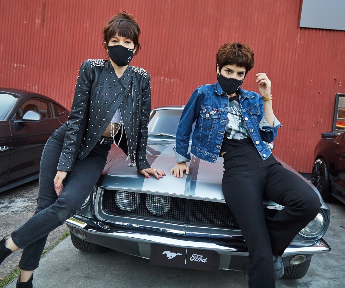 Mikki Lusardi y Malena Sánchez posando con un Mustang Fastback  del 67. 