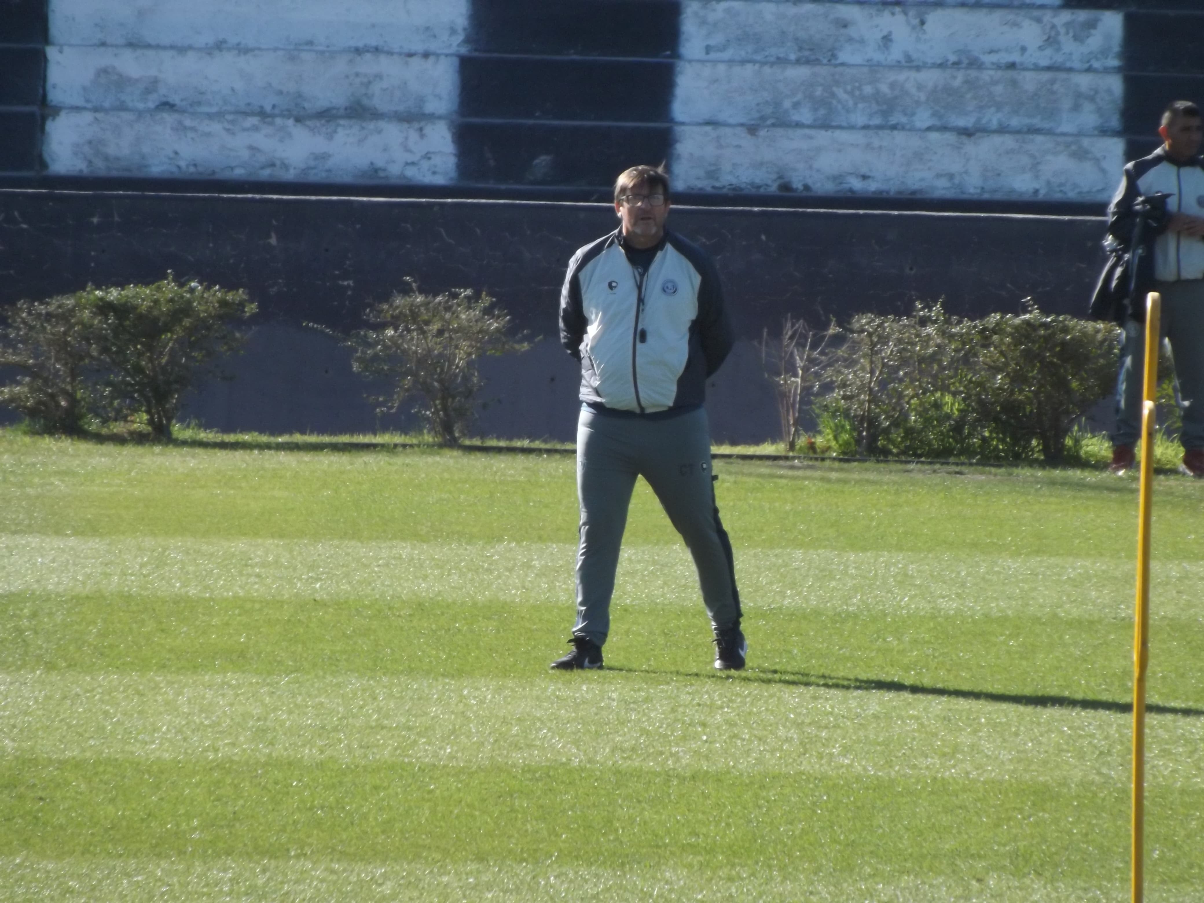 Sergio Berti dirige su primera práctica en el inicio de su tercer ciclo al mando de la Lepra. Foto: Sergio Faria