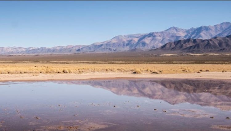 Vista de una parte de los espejos de agua que existen en Yalguaraz. Los bordes se van secando paulatinamente.

