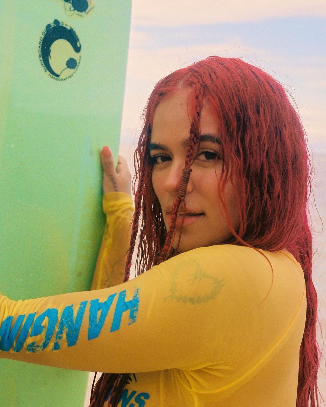 Karol G subió las temperaturas en el mar y mostró un sensual piercing