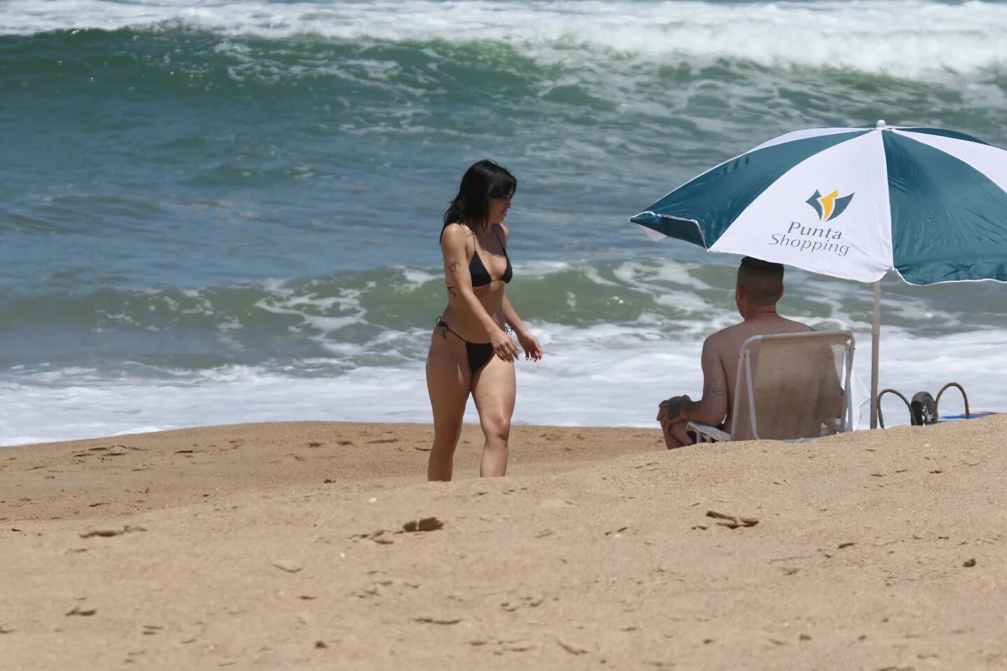 Lali Espósito subió las temperaturas con un bikini negro en Punta del Este.